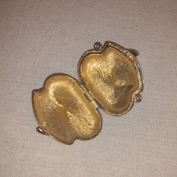 Butterfly motif metal purse pendant. - Picture 3 of 6